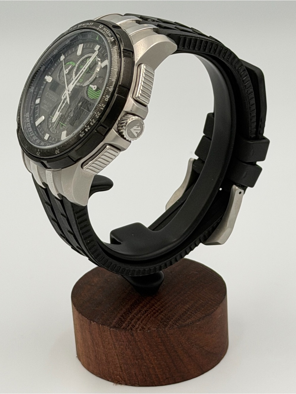 Citizen Eco-Drive Skyhawk Radio-Controlled Watch with Case & Manual - Picture 3 of 9